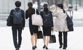 「年収300万円時代」男女格差なく薄給　家族から期待される“女性の幸せ”に戸惑いも