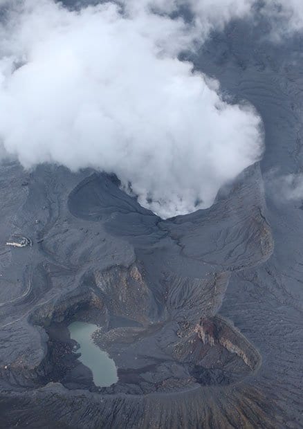 ３６年ぶりに爆発的な噴火が発生した熊本の阿蘇山　（ｃ）朝日新聞社