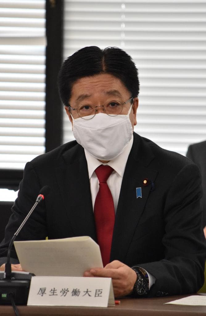 加藤勝信厚生労働相。緊急事態宣言が解けても、コロナとの闘いはまだまだ続く　（ｃ）朝日新聞社