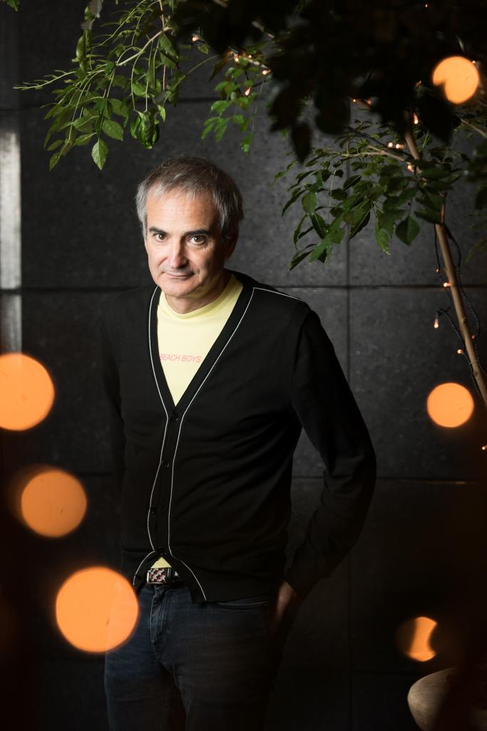 Ｏｌｉｖｉｅｒ　Ａｓｓａｙａｓ／１９５５年、パリ生まれ。フランスの映画批評誌「カイエ・デュ・シネマ」の編集者などを経て、映画監督に。代表作に「イルマ・ヴェップ」（９６年）、「クリーン」（２００４年）、「夏時間の庭」（０８年）、「アクトレス　女たちの舞台」（１４年）など（撮影／写真部・小山幸佑）