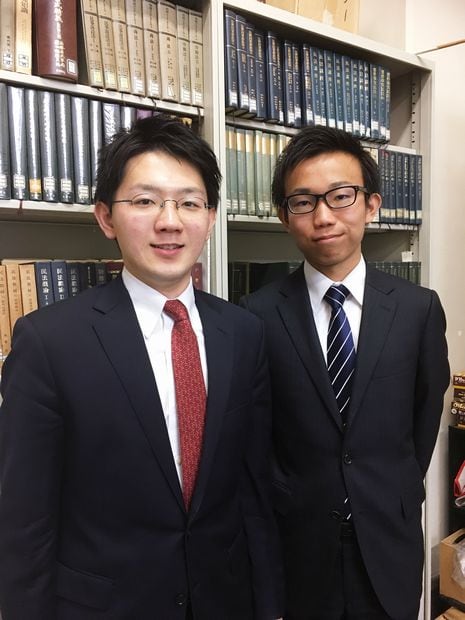 東京大学法律相談所幹事長（７１期）の清峰強志さん（左）と角谷佳晃さん。大学の学園祭でやる「模擬裁判」が名物のサークルだ（撮影／編集部・福井洋平）