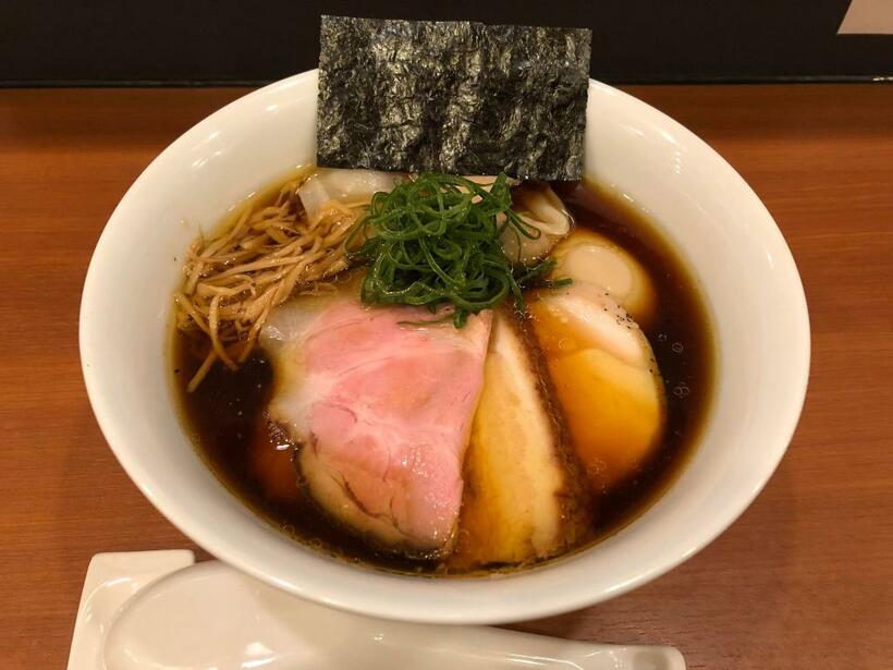 鈴ノ木の「特製ラーメン」。麺は目の前で一玉ずつ手もみしてくれる（筆者撮影）