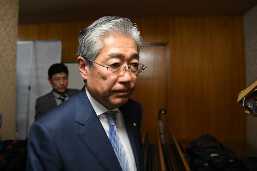 退任を表明後、退席する竹田恒和会長　（ｃ）朝日新聞社