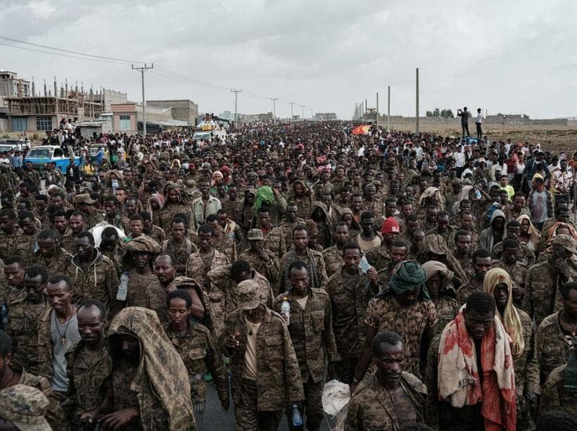 戦争捕虜としてエチオピア軍の兵士たちが収容先の刑務所に向かう。ティグレ人民解放戦線（TPLF）によると兵士たちは戦線から75キロを4日かけて歩いてきたという（2021年7月2日、エチオピア・メケレ。撮影：千葉康由）