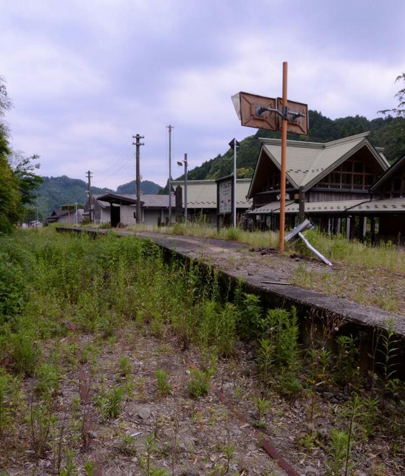 【ＪＲ九州日田彦山線】
２０１７年の豪雨で一部不通となり、筑前岩屋駅は雑草に覆われた。田川後藤寺～夜明駅の一部区間でＢＲＴへの転換が決まり、廃線の危険性が高いと言われる