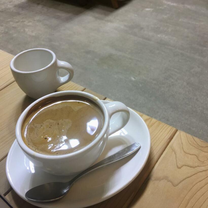 世話になっている近所のカフェで、使い捨て容器が元のマグカップに戻って嬉しい。そろそろと一歩ずつ！（写真：本人提供）