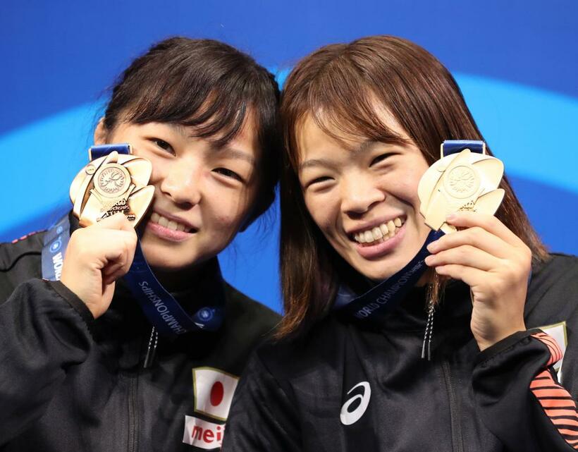 姉妹そろって東京五輪の代表に内定し、金メダルを手にする姉の川井梨紗子（右）と銅メダルの妹・友香子（Ｃ）朝日新聞社 