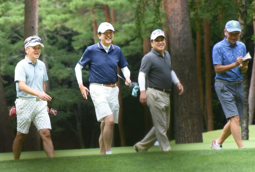 大学時代の友人とゴルフを楽しむ安倍晋三首相（C）朝日新聞社