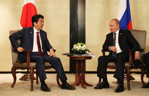 プーチン氏と安倍首相との会談はシンガポールで２３回目。領土交渉はプーチン氏の思惑通りに進んでいるように見える　（ｃ）朝日新聞社