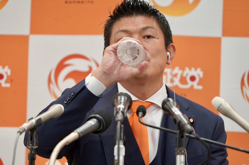 水を飲む神谷代表