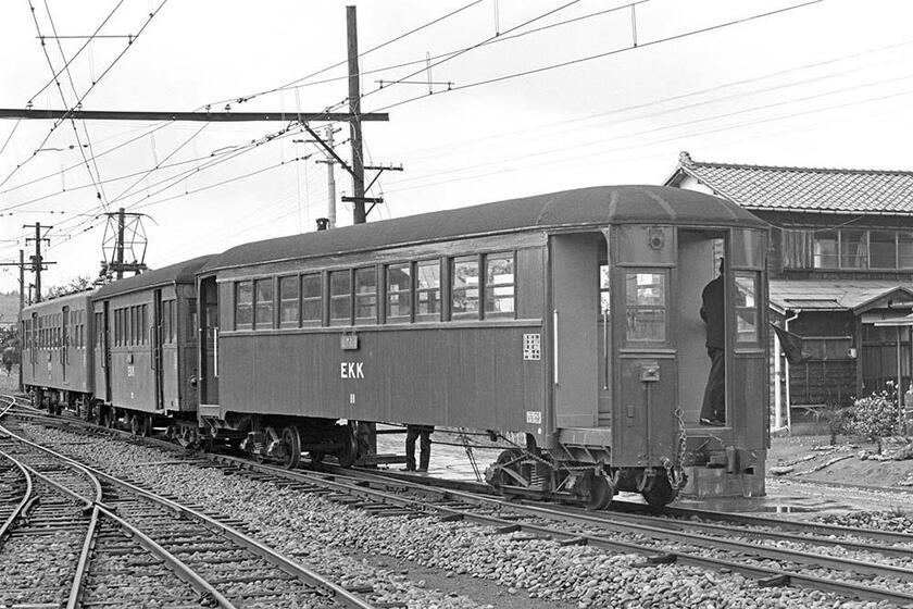越後交通栃尾線（旧称栃尾鉄道）ホハ11木造客車として転身した旧都電265。車端には手用ブレーキが増設されている。上見附駅（撮影／諸河久：1966年5月11日）
