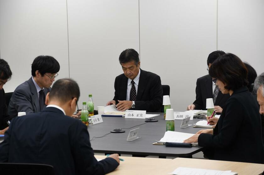 加害側教諭４人の給与停止を決めた神戸市教委の臨時会議（C）朝日新聞社