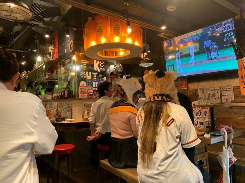 東京ドーム近くのスポーツバーでは、多くの人がプロ野球を楽しんでいた(撮影:井上啓太)