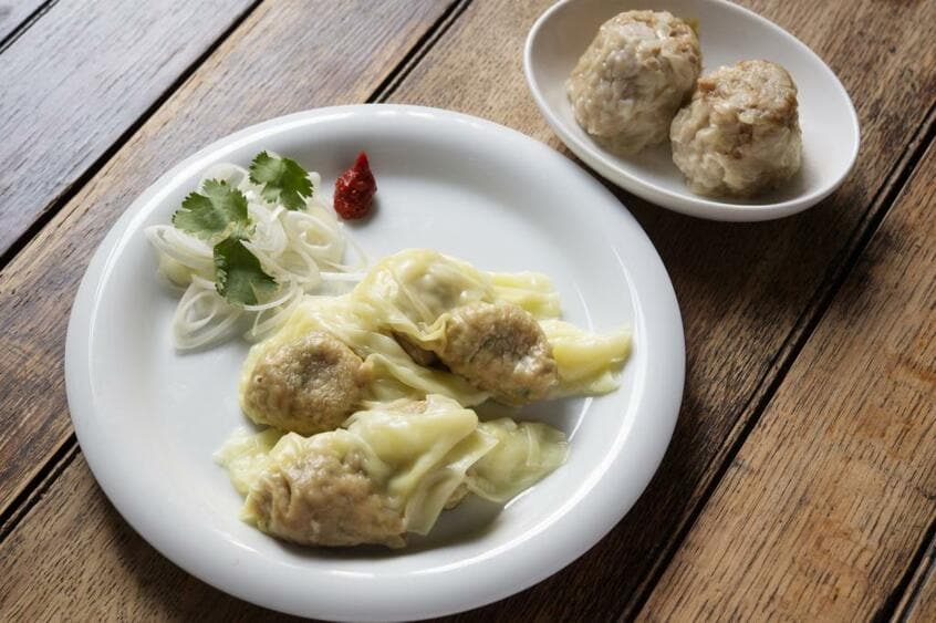 徒歩徒歩亭/雲呑わんたん、焼売シュウマイ/わんたんは8個入り、シュウマイは6個入りで各1100円(写真は一部)。ボリュームたっぷりの看板メニューが冷凍に。シュウマイは冷凍のままレンジで温めればOK(撮影/写真映像部・高野楓菜)
