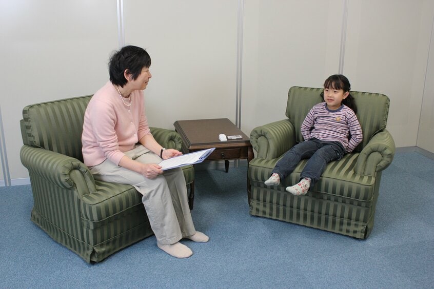 司法面接研修で撮った一コマ。子どもが落ち着ける環境で、子どもに安心して話してもらうようにする＝北海道大学にあった研究用模擬司法面接室