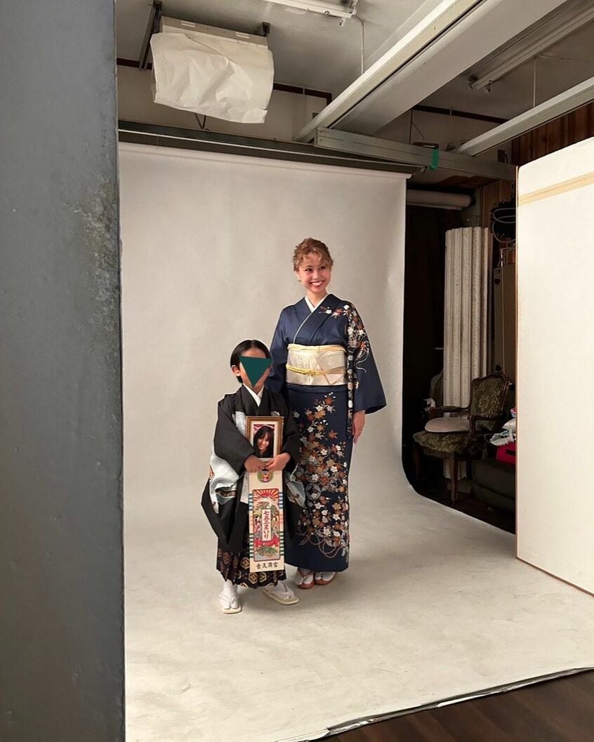 家族三人で撮った写真（pecoさんインスタグラムより）