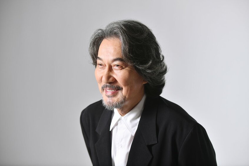 役所広司(やくしょ・こうじ)/1956年、長崎県出身。ヴィム・ヴェンダース監督「PERFECT DAYS」(2023年)では第76回カンヌ国際映画祭で最優秀男優賞を受賞。日本を代表する俳優として活躍中(hair & make up 勇見勝彦(THYMON Inc.) styling 安野ともこ)(写真:門間新弥)