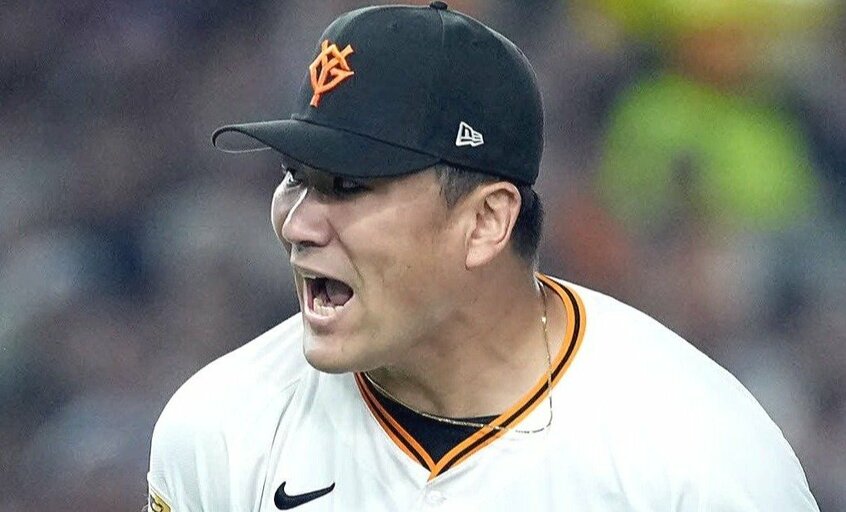 8月7日のヤクルト戦でピンチを抑えてほえる巨人・田中将大(日刊スポーツ)