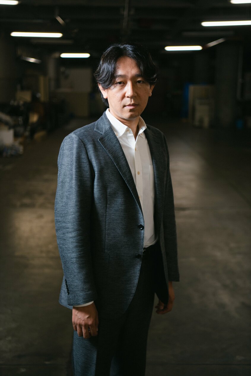 しおた・たけし／1979年生まれ。10年ほど記者として勤めた経験を持つ。『盤上のアルファ』（2011年）で小説家デビュー。おもな作品に『罪の声』（16年）、『騙し絵の牙』（17年）、『存在のすべてを』（23年）など（撮影／写真映像部・和仁貢介）
