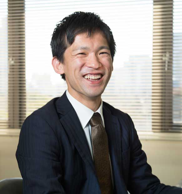 太洋物産 山本大哉さん(30)/日本製品をサウジアラビアに売り込む。最近はグーグル翻訳を多用し、「電子辞書の出番はなくなりました。高かったのになぁ」(撮影/写真部・写真部・小山幸佑)