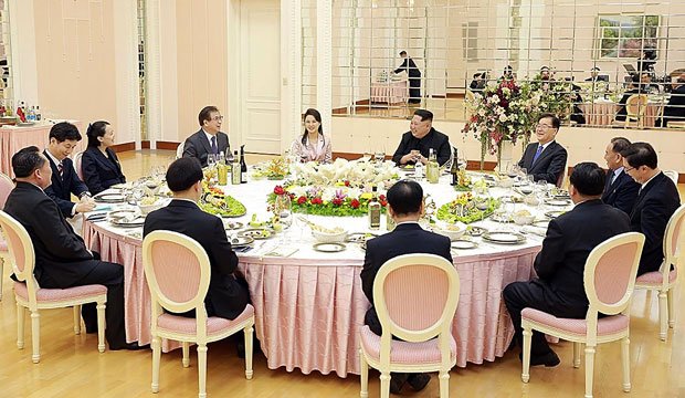３月５日、平壌であった晩餐会で韓国から派遣された特使団と和やかに談笑する金正恩朝鮮労働党委員長。「満足する合意」は朝鮮半島非核化への端緒となるのか（写真：ｇｅｔｔｙｉｍａｇｅｓ）