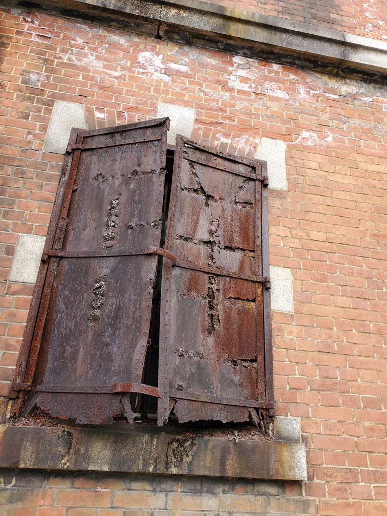 老朽化した鉄製の窓枠は錆びて反り返り、外壁のレンガも所々?げ落ちている。保存・活用と安全確保をどう両立させるか。大きな課題だ（撮影／ノンフィクション作家・高瀬毅）
