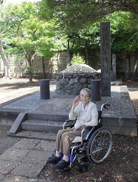 東京・谷中霊園内にある、徳川慶喜公墓所の前で写真に納まる久美子さん。２０１６年撮影（写真：東京キララ社提供）