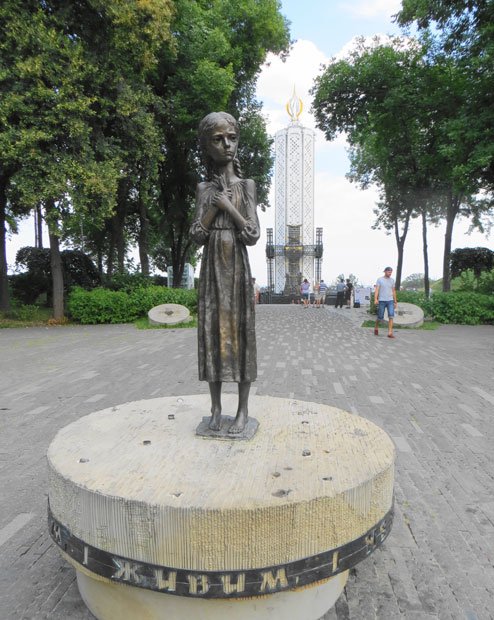 キエフ　　ホロドモールの慰霊碑。ホロドモールは、1930年代を中心にウクライナで起きた人工的飢饉。後ろのキャンドル型の建物は、その悲劇を風化させないため、2008年にオープンした犠牲者追悼記念館