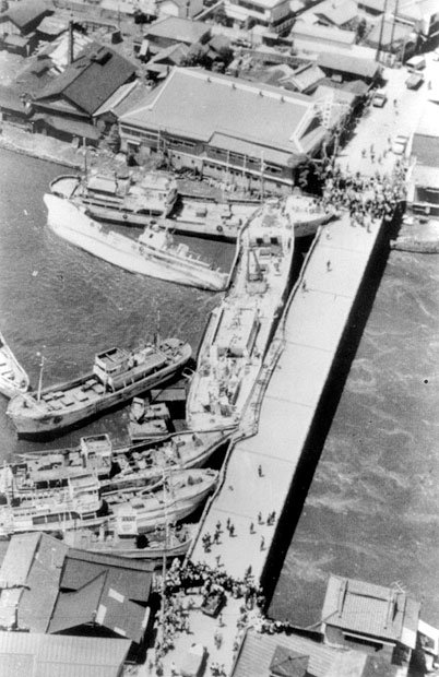 １９６０年のチリ地震による津波で流され、橋げたにぶつかった漁船（宮城県石巻市）。地球の裏側の地震でも、決して油断はできない　(c）朝日新聞社　＠＠写禁