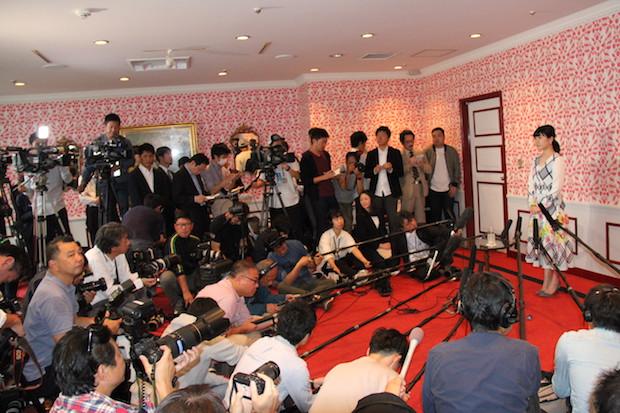 引退会見が行われたホテルオークラ東京には大勢の報道陣が詰めかけた（撮影・大塚淳史）