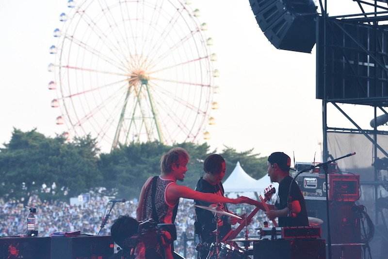 ひと言で「砂塵」10-FEETが初日のトリを飾る【ROCK IN JAPAN FESTIVAL 2018】