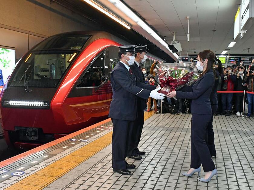 3月14日、近鉄の大阪難波駅で挙行された「ひのとり」の出発式。運転士と車掌への花束贈呈は、マスク姿で行われた（C）朝日新聞