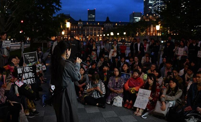 性暴力事件で無罪判決が相次いだことを受けて始まったフラワーデモ＝2019年6月、東京都千代田区