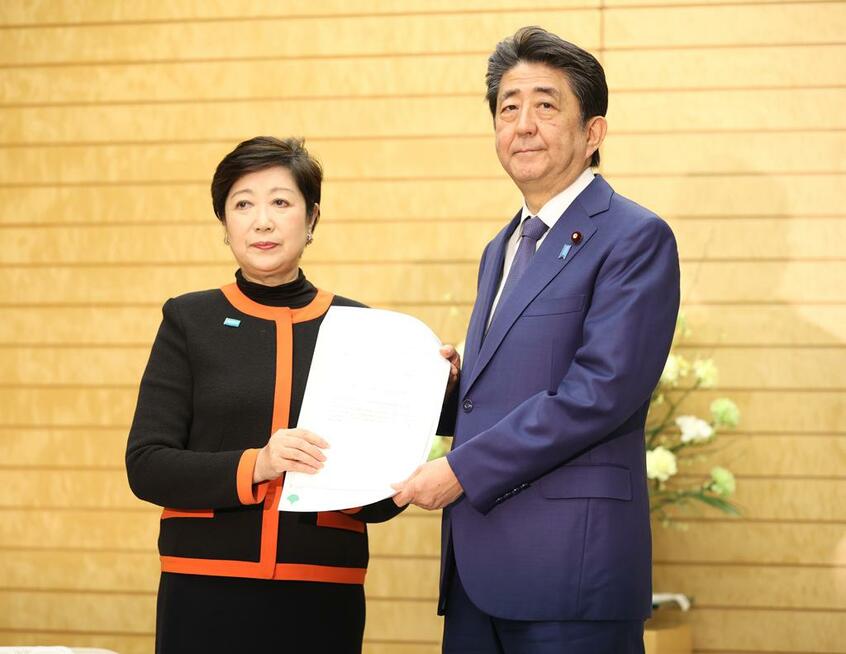 安倍首相(右)に申し入れをする小池知事=3月26日 (c)朝日新聞社
