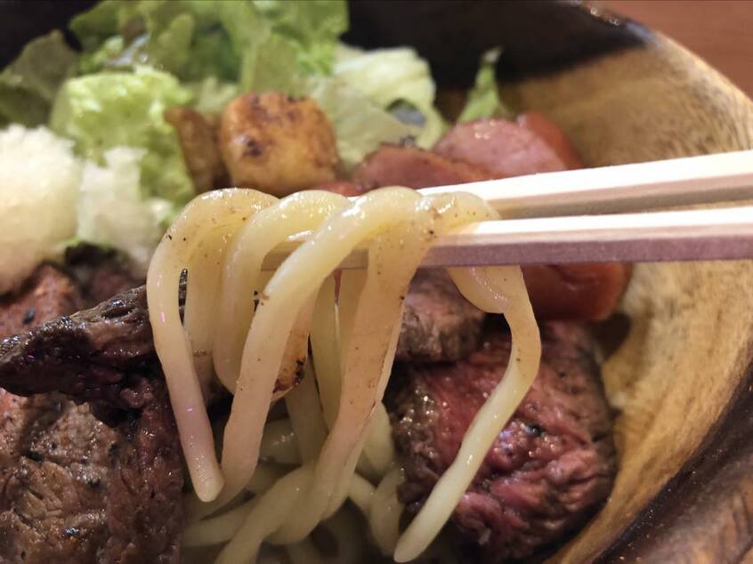 麺は極太の自家製麺を使う(筆者撮影)