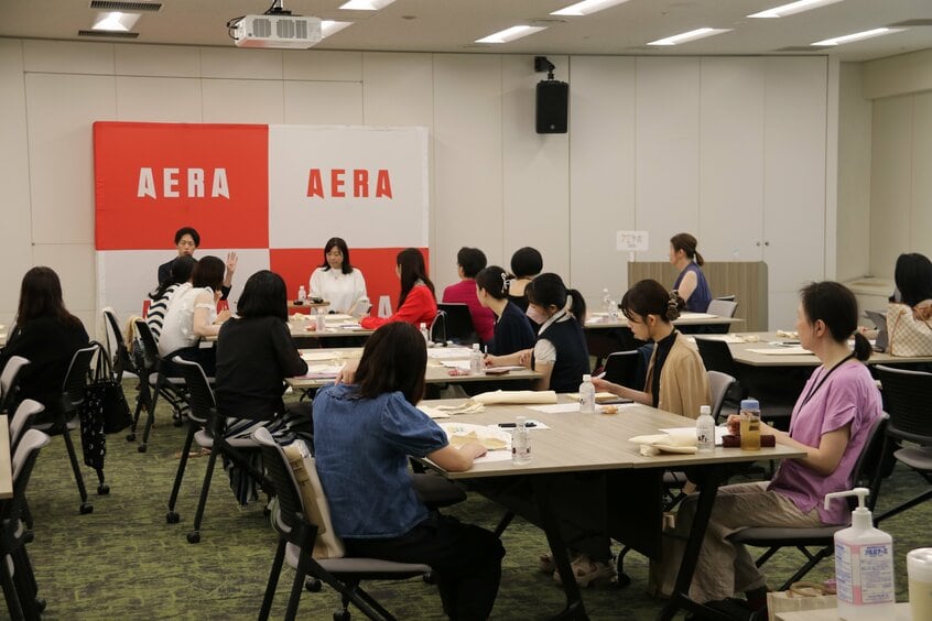 会場は、AERA編集部が入る朝日新聞東京本社。重見先生のお話に熱心に耳を傾ける参加者ら
