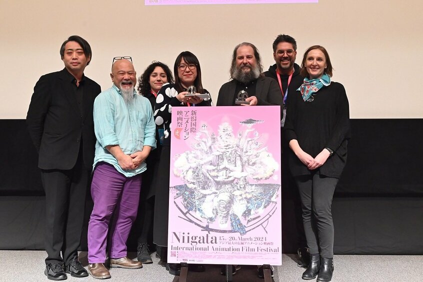 授賞式の様子。右端がノラ・トゥーミー審査員長。右手前がグランプリのヴォードロイユ監督。中央が傾奇賞受賞の岡田麿里監督(撮影/河嶌太郎)