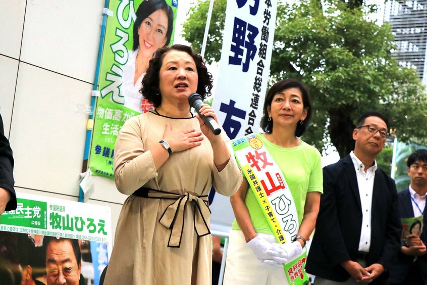 立憲民主党の牧山弘恵氏=中央=(撮影/川口穣)