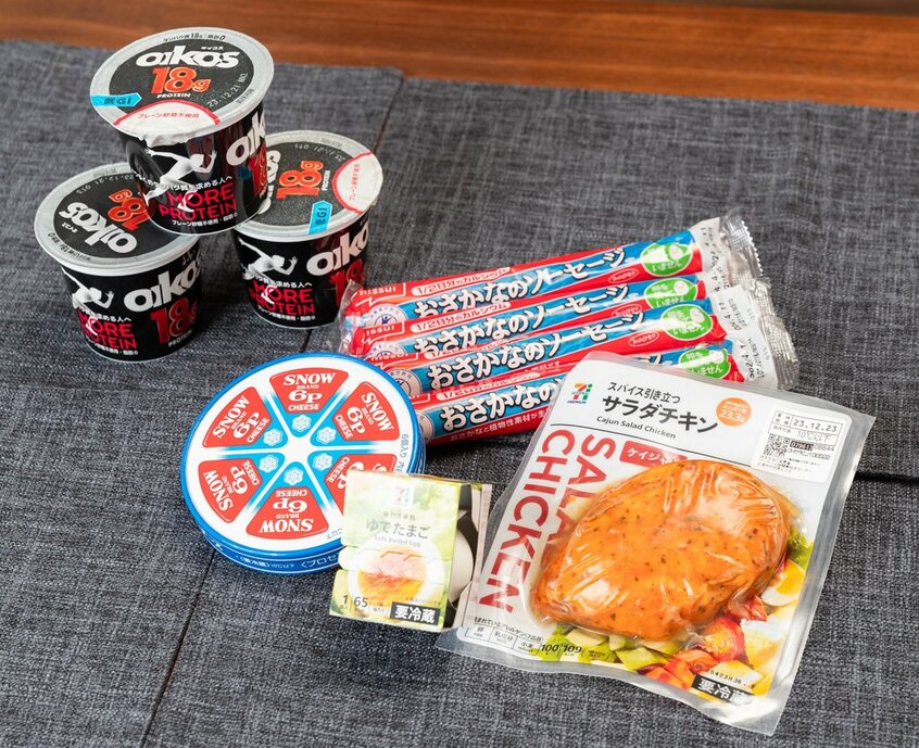 コンビニやスーパーで買いやすい高たんぱくな食べ物ベスト5。サラダチキンは味のバリエーションが豊富に(この写真はケイジャン味)。ゆで卵、チーズ、魚肉ソーセージはおなじみ。ギリシャヨーグルト「オイコス」の大きめサイズは1個170gの中にたんぱく質18g入り(撮影/写真映像部・上田泰世)