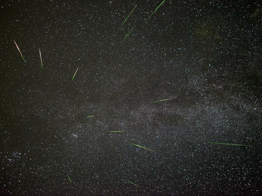 ペルセウス座流星群。時間をあけて撮影した流れ星を一枚の写真に合成している（2013年8月12、13日撮影、写真／佐藤幹哉）