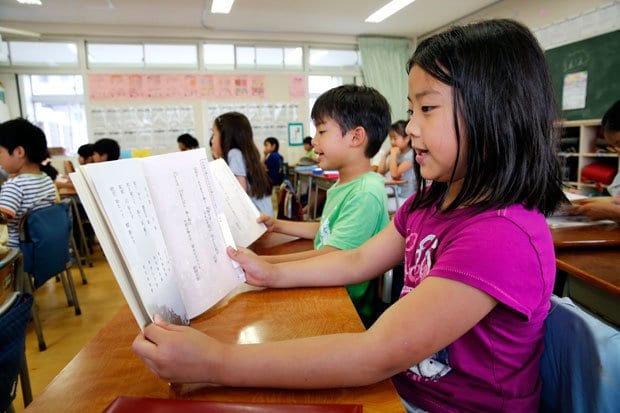 世田谷区立赤堤小学校漢詩を朗読する2年生。全員でリズムをつかんでいく。感想文には「わからない漢字もあった」「もっと漢詩をおぼえたい」などとあった(撮影/今村拓馬)