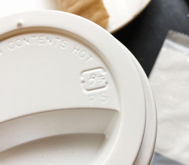 コーヒーを飲むときも油断して「マグカップで!」と言い忘れるとこのようなことになる(写真:本人提供)