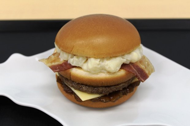 新商品は「北海道産ほくほくポテトとチェダーチーズに焦がし醤油風味の特製オニオンソースが効いたジューシービーフバーガー(仮称)」