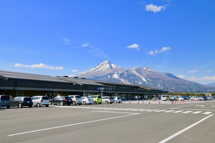 磐梯山をバックにした「道の駅 猪苗代」