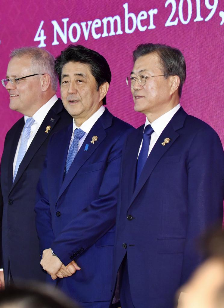 4日、東アジア地域包括的経済連携の首脳会議での安倍晋三首相（中央）と韓国の文在寅大統領（代表撮影）