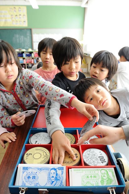 子どもたちは授業が終わると、お金の模型に駆け寄って触ろうとする。お金に対して純粋な興味を持てる年齢だからこその好奇心だ（撮影／篠塚ようこ）