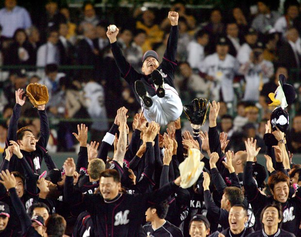 千葉ロッテは、2005年に「4試合で33対4」のスコアで31年ぶりの日本一を達成した　（ｃ）朝日新聞社