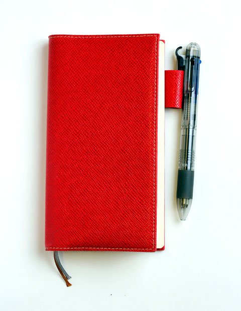 ピジョンハーツの手帳。赤はピジョンのコーポレートカラー（撮影／今村拓馬）
<br />