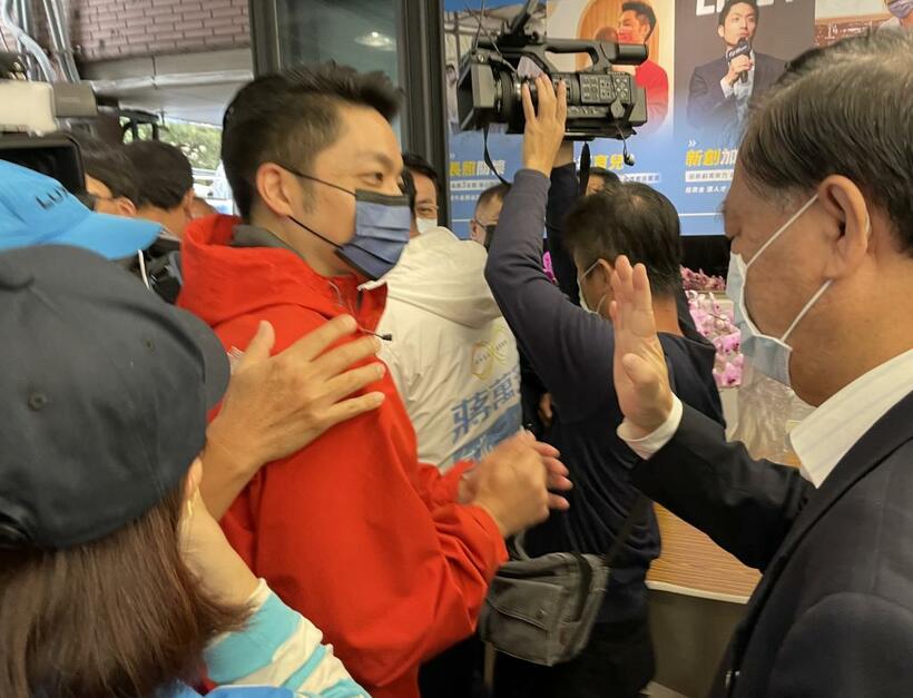 選挙事務所に集まった支持者たちから激励を受ける蒋万安氏（撮影/野嶋剛）