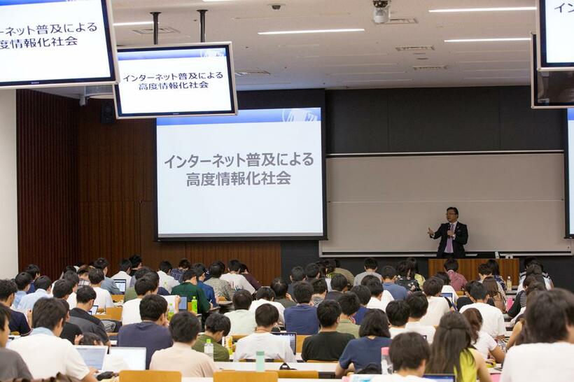 早稲田大で行われたプルデンシャル生命保険の寄附講座。前のめりになって聞く学生もいれば、講師の話をパソコンで検索して、深掘りする学生も（撮影／写真部・片山菜緒子）